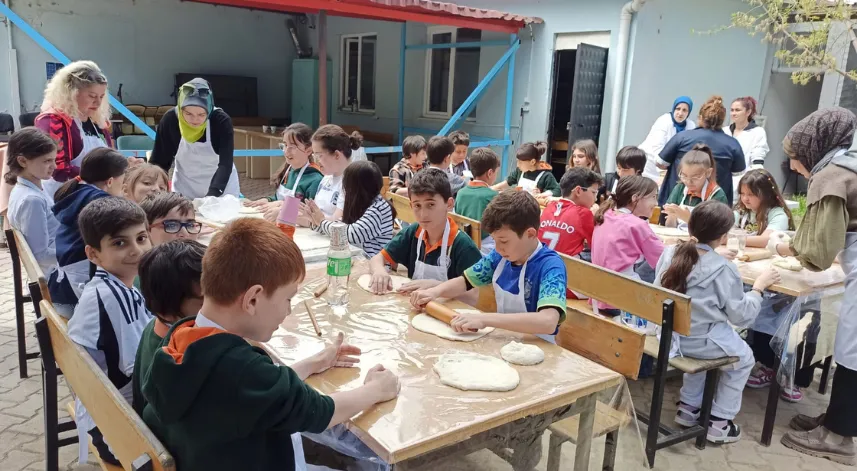 İlkokul bahçesine taş fırın kuruldu, minik eller pizza yaptı