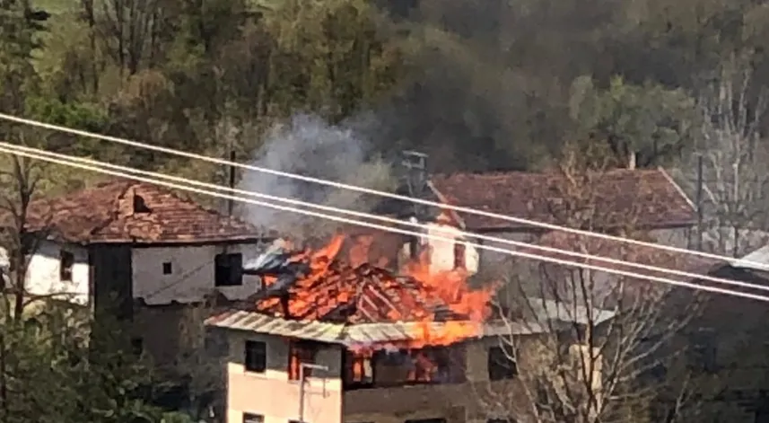 Kastamonu'da 3 katlı bir ev yandı
