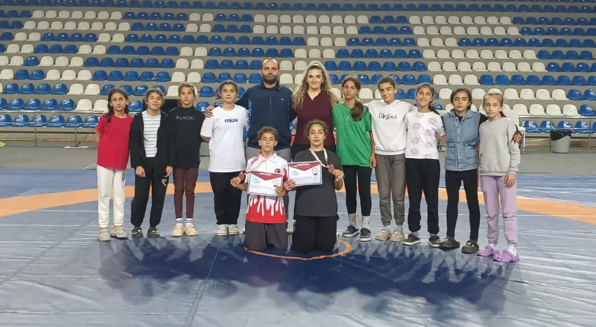 Salihlili güreşçiler, Rize’den madalyalarla döndü