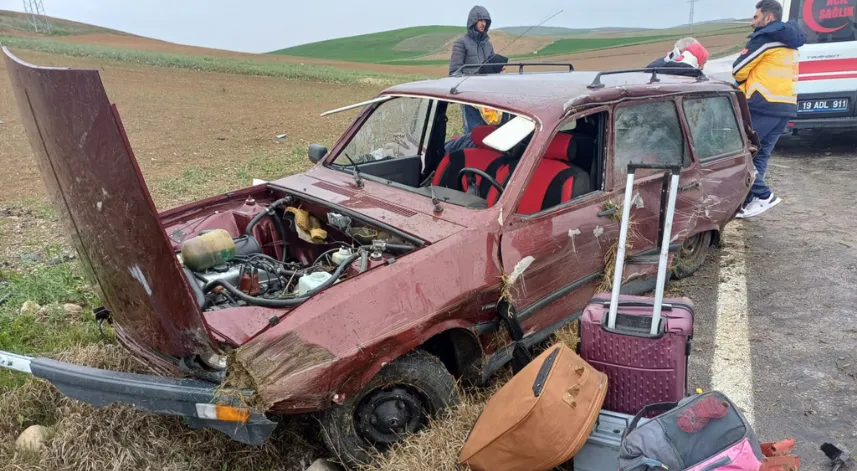 Takla atan otomobildeki 6 kişi yaralandı