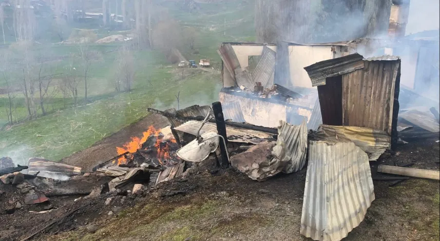 Artvin'de bir evde başlayan ve 2 ahıra sıçrayan yangın söndürüldü