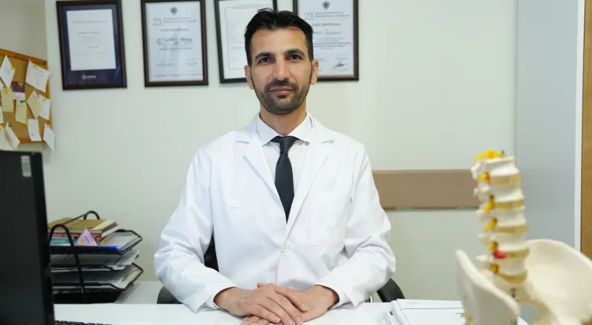 Masa başı çalışanlara omurga sağlığı için düzenli egzersiz önerisi