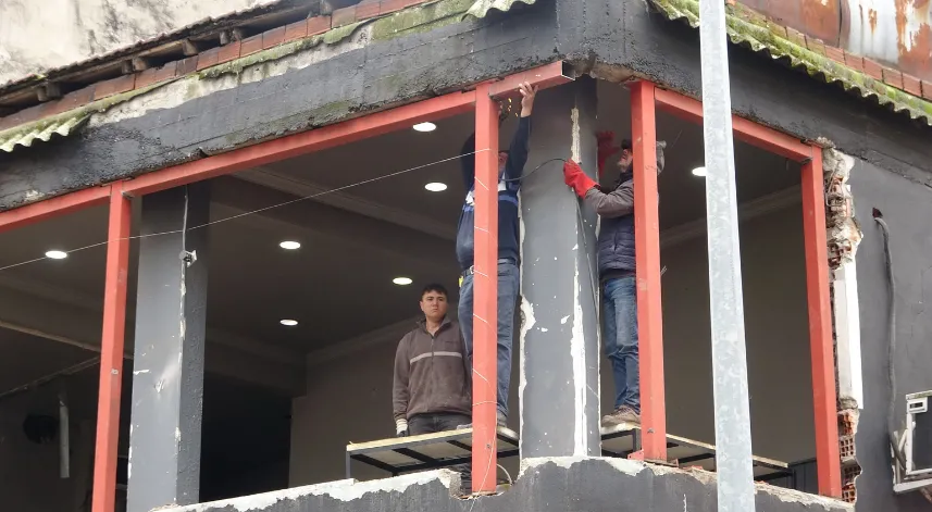 Zonguldak'ta işçiler 1 Mayıs kortejini demir kaynağı yaparken izledi