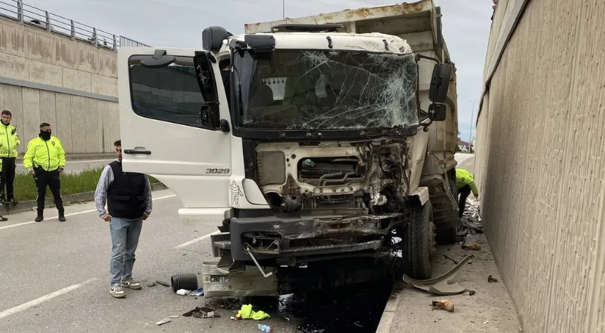  Alt geçit duvarına çarpan kamyonun sürücüsü yaralandı
