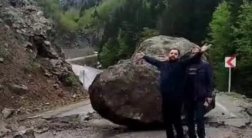 Yaylaya gidenler devasa kayanın altında kalmaktan saniyelerle kurtuldu