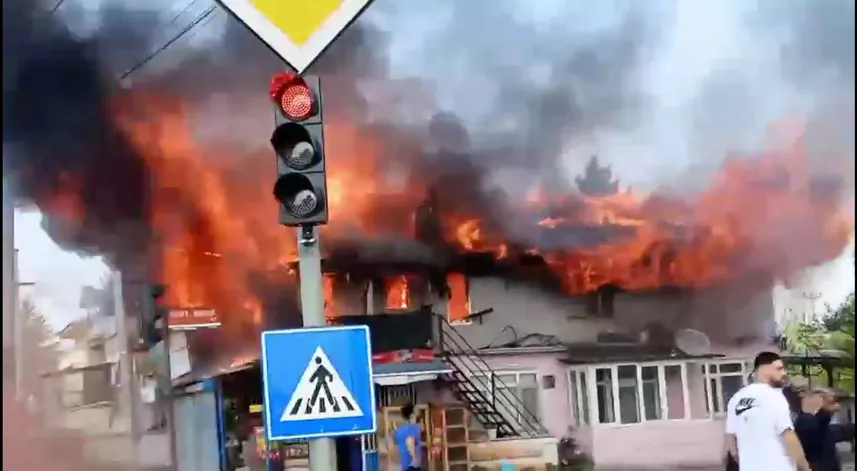 Düzce'de 2 katlı bina, alev alev yandı