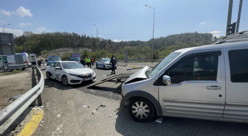 Bolu'da hafif ticari araç ile otomobilin çarpıştığı kazada 9 kişi yaralandı