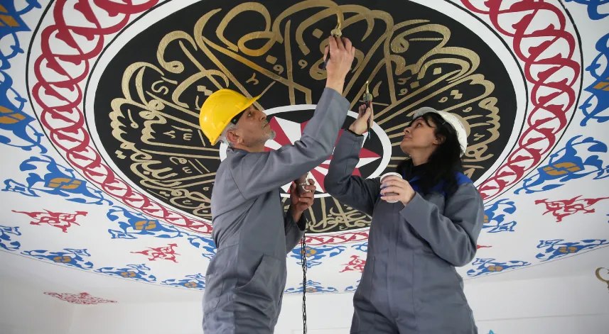 Ordu'da nakkaş çift sırt sırta vererek cami duvarlarını süslüyor