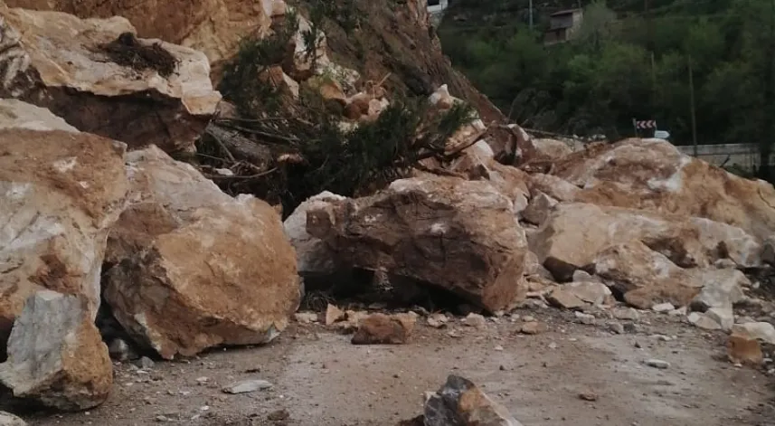 Giresun'da heyelan yolu kapattı