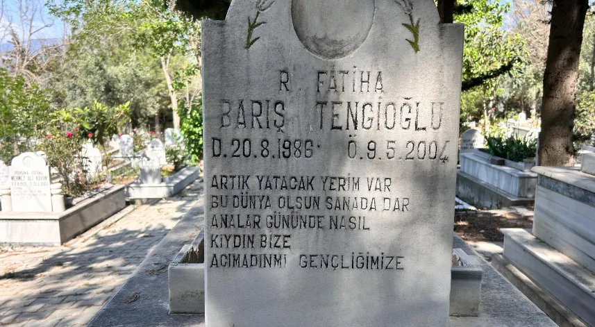 Özgür Özel’e Saldıran Şüphelinin Oğlunun Mezarındaki Yazı Gündem Oldu