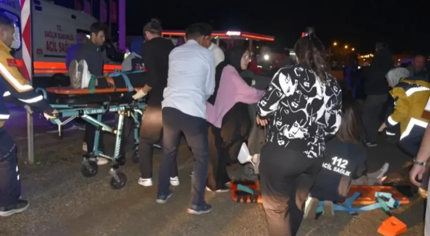 Gümüşhane'de otomobiller çarpıştı; 2'si yaya, 11 yaralı