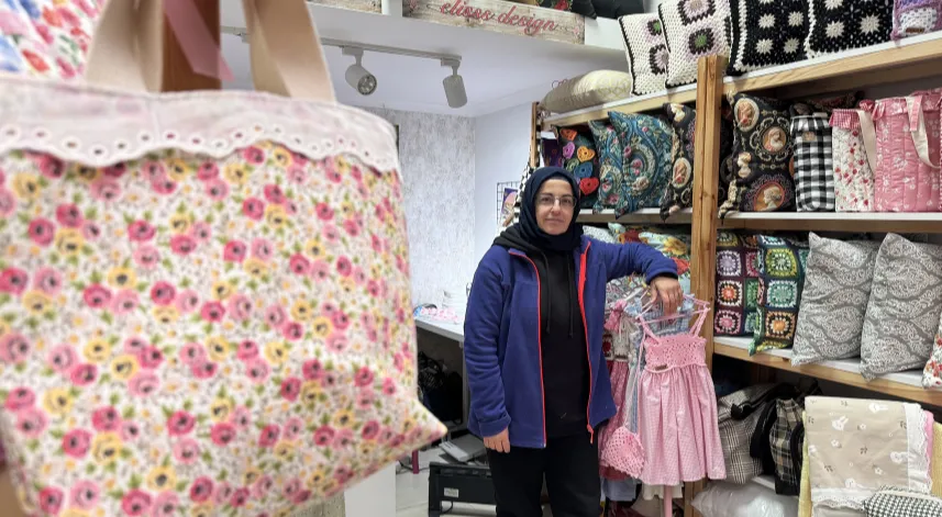 Özgün tasarımlarıyla renk renk çanta üretiyor