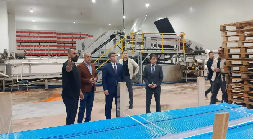Amasya Valisi Önder Bakan, meyve paketleme ve soğuk hava tesislerini ziyaret etti