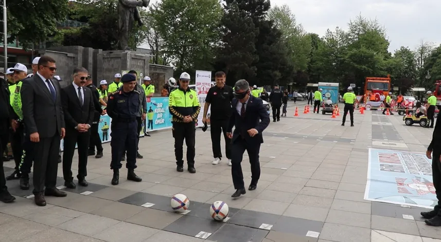 Promil gözlüğü ile futbol topuna vurmaya çalıştılar