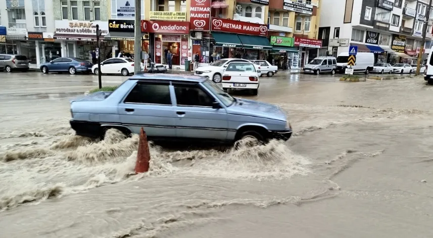 Sinop’ta sağanak nedeniyle bazı ev ve iş yerlerini su bastı