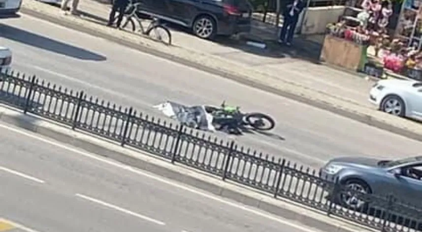 Sağından geçmeye çalıştığı TIR’a çarpan motosikletin sürücüsü öldü