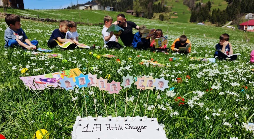Trabzon'da ilkokul 1. sınıf öğrencileri yayla çiçekleri arasında kitap okudu