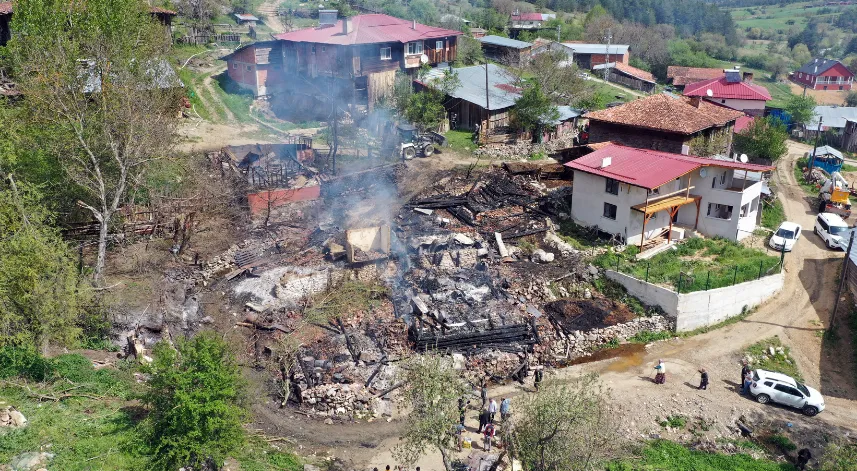 Kastamonu'da cami, ev ve ahırın kullanılamaz hale geldiği yangında 1 kişi yaralandı