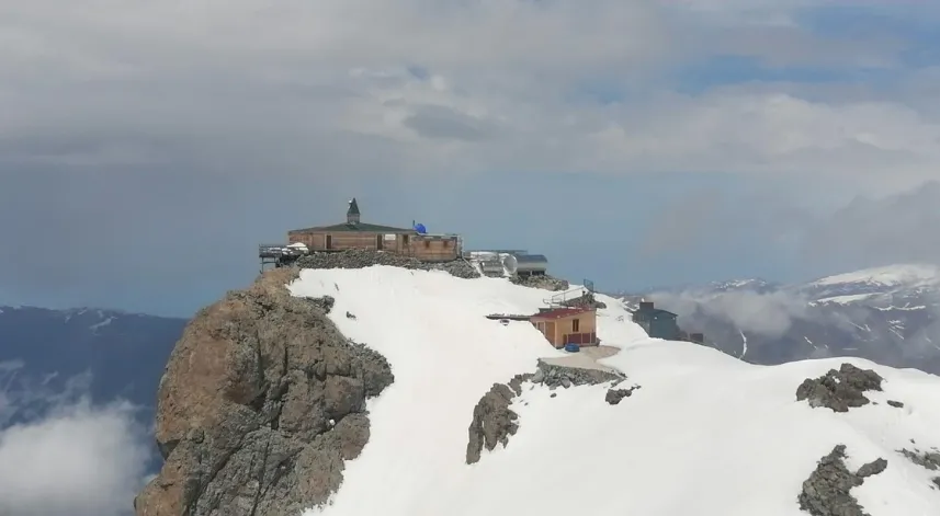 Trabzon'da 3 bin 200 rakımda karla mücadele