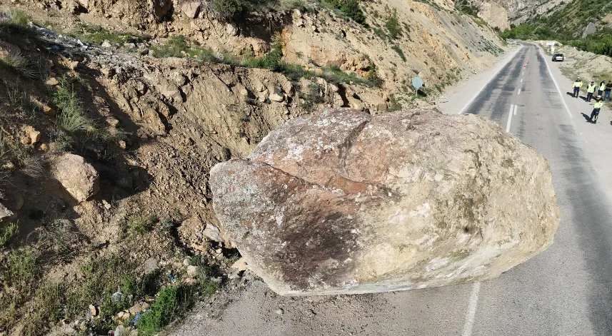 Artvin'in Ardanuç ilçesinde dev kaya yola düştü