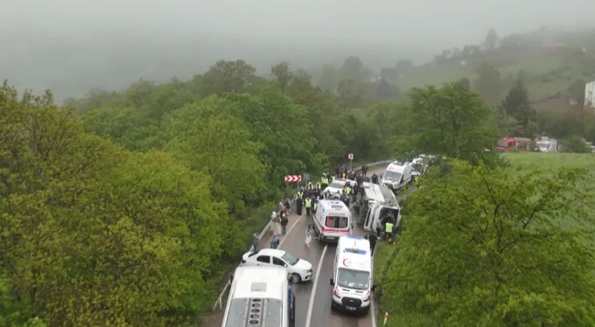 Sinop'ta üniversite öğrencilerini taşıyan otobüs devrildi; 18 yaralı