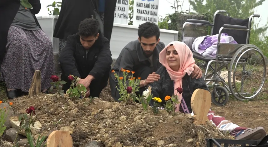 Heyelanda hayatını kaybeden eşi ve 2 kızının kabirlerini ziyaret edip, gözyaşı döktü