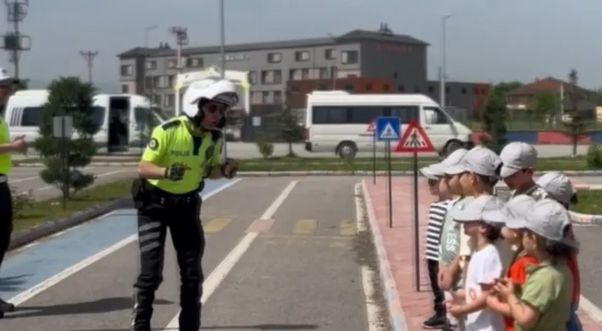 Trafik polisinden çocuklara: Biz sizi korumak için ayıyı bile döveriz