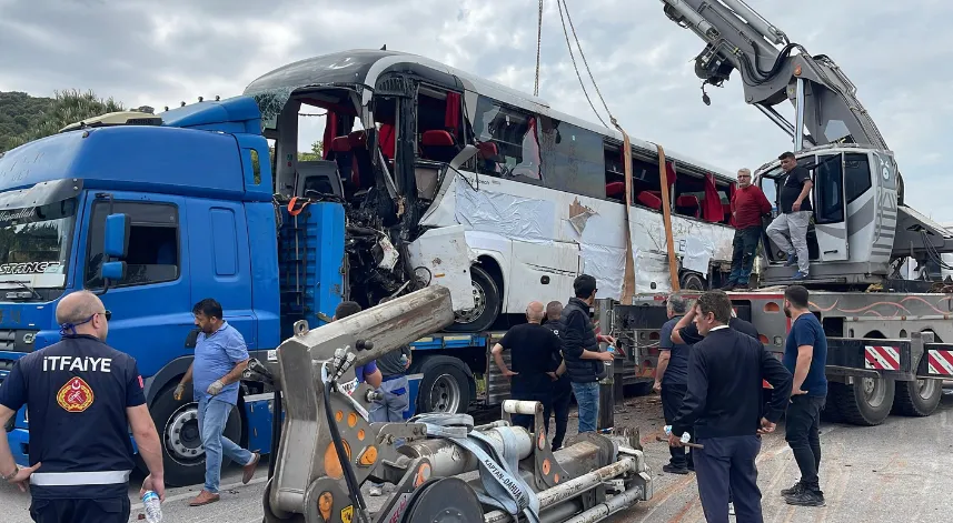 Yolcu otobüsü, kamyon ve otomobil çarpıştı, 8 kişi öldü, 20 kişi yaralandı