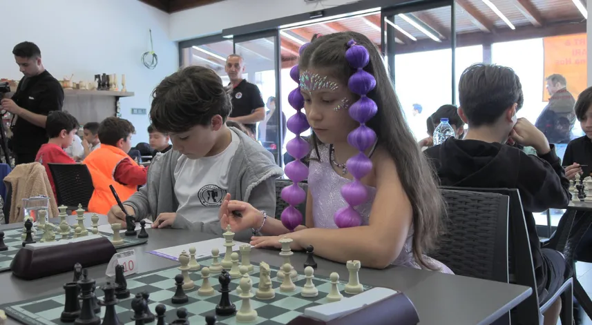 Çocuklar, doğa tatilinde satranç turnuvasında mücadele etti