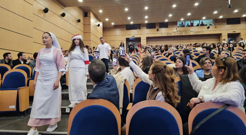 Eski hemşire kıyafetleri defilesi ilgi gördü