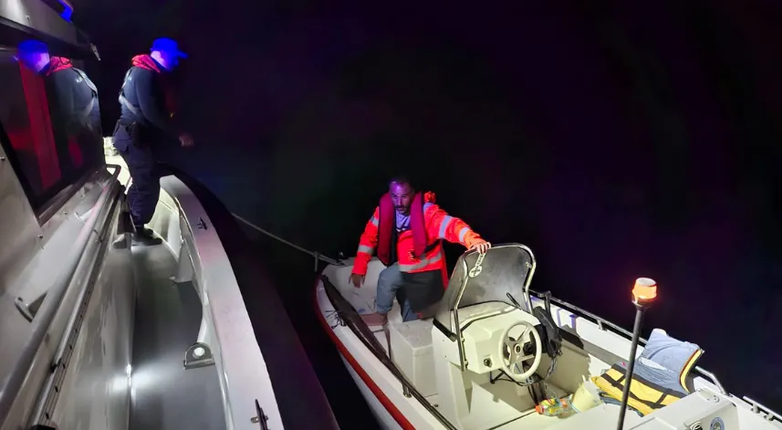 Trabzon'da denizde sürüklenen tekne kurtarıldı