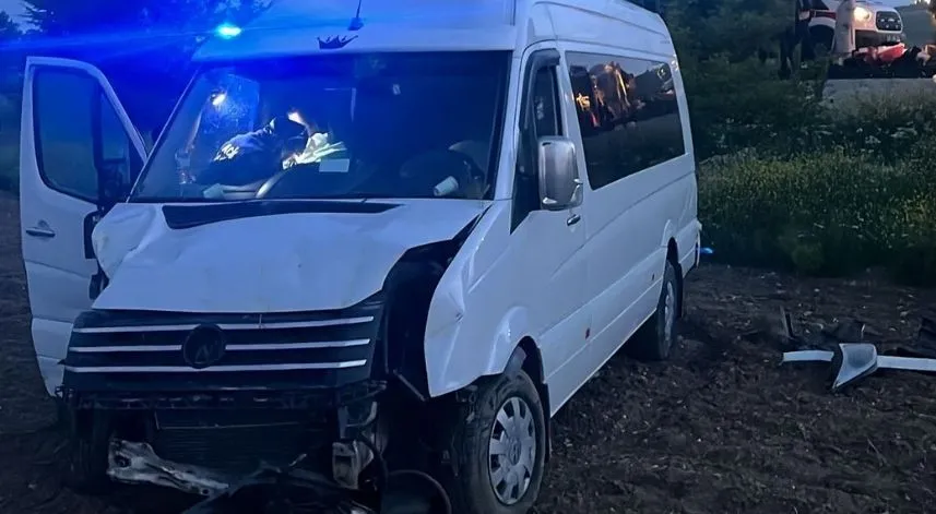 Devrilen minibüste 6 kişi yaralandı