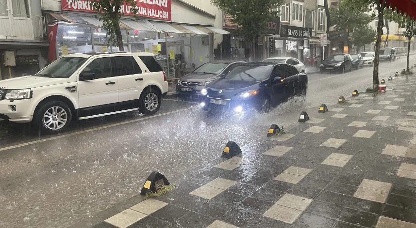 Bolu'da sağanak hayatı olumsuz etkiledi