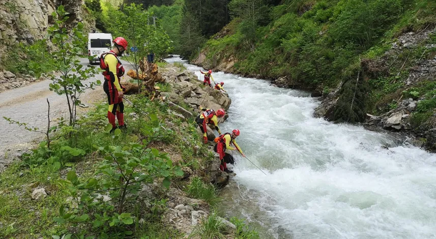 Trabzon'da derede kaybolan çocuk aranıyor