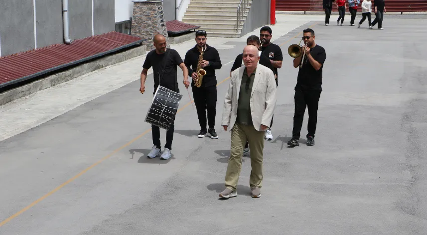 Eray öğretmen 40 yıl görev yaptığı okuldan İzmir Marşı’yla emekli oldu