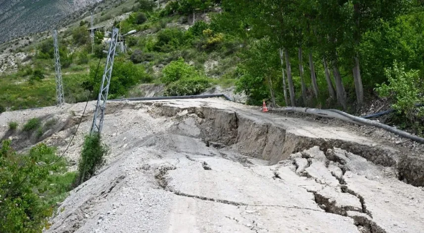 Erzurum'da yaşanan toprak kayması sonrası hasarlı 38 ev tahliye edildi