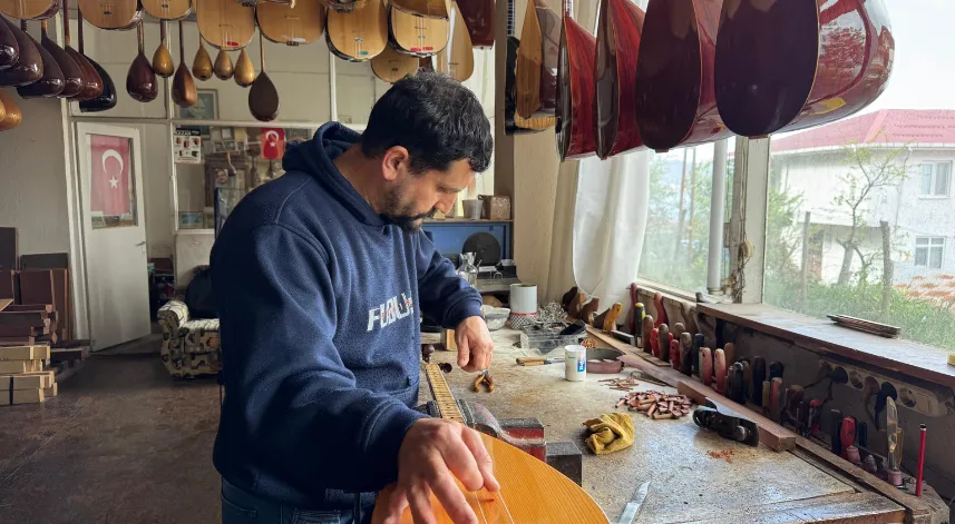 Babasından devraldığı atölyede 20 yıldır bağlama üretiyor