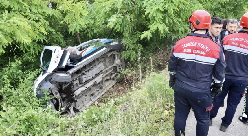 Trabzon'da park halindeki minibüsün kayarak şarampole devrildiği kazada 5 kişi yaralandı