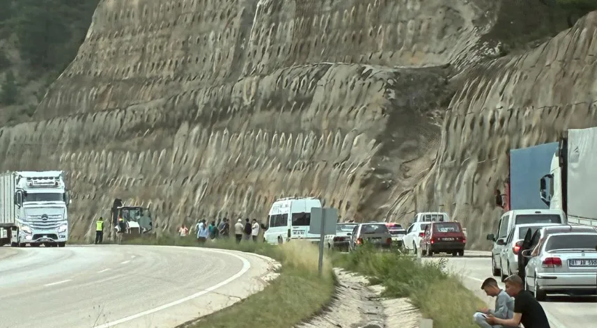 Tokat'ta heyelan; D-100 kara yolu tek yönlü ulaşıma kapandı