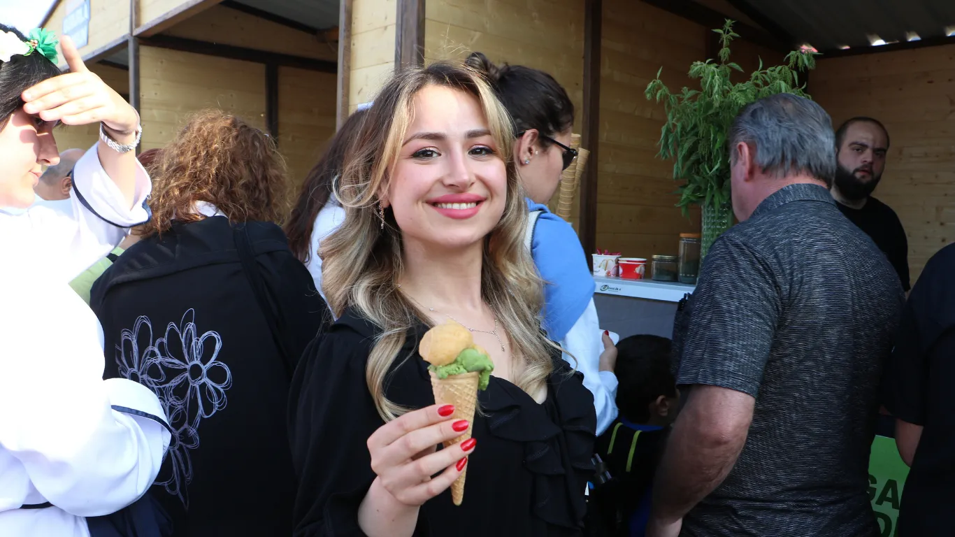 Samsun'da Ot Yemekleri Festivali'nde 'ısırganlı dondurma'ya yoğun ilgi