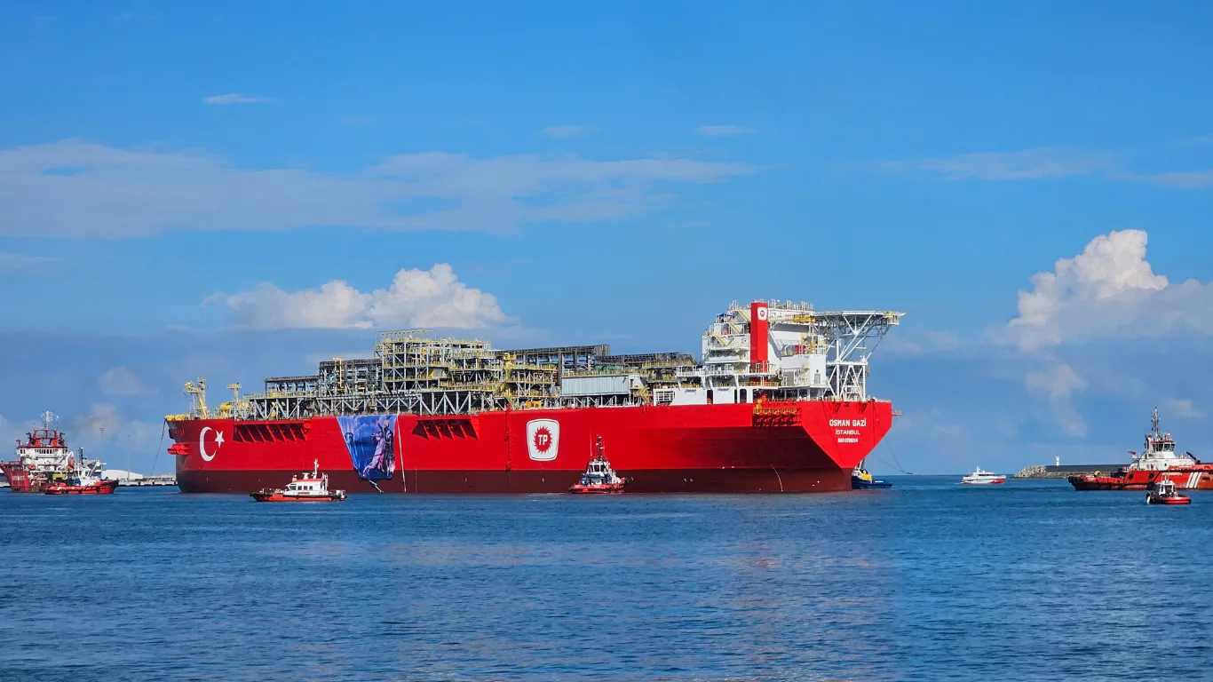 İlk yüzer doğalgaz üretim platformu 'Osman Gazi' Filyos'a ulaştı