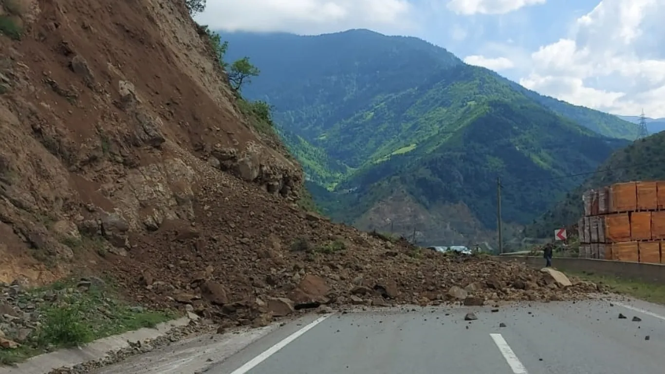 Gümüşhane'de Kürtün-Torul kara yolunda heyelan meydana geldi