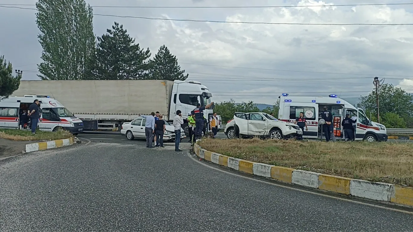 Tosya'da 2 otomobil çarpıştı: 5 yaralı