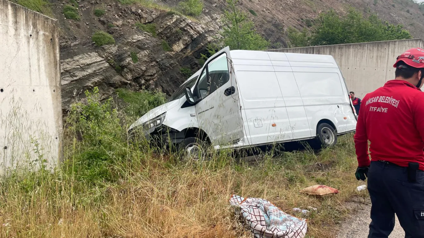 Tokat’ta şarampole devrilen minibüsteki 2 kişi yaralandı