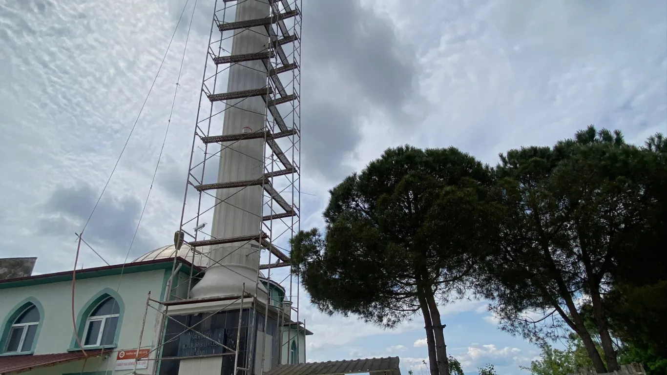 Samsun'da cami minaresinden düşen işçi ağır yaralandı