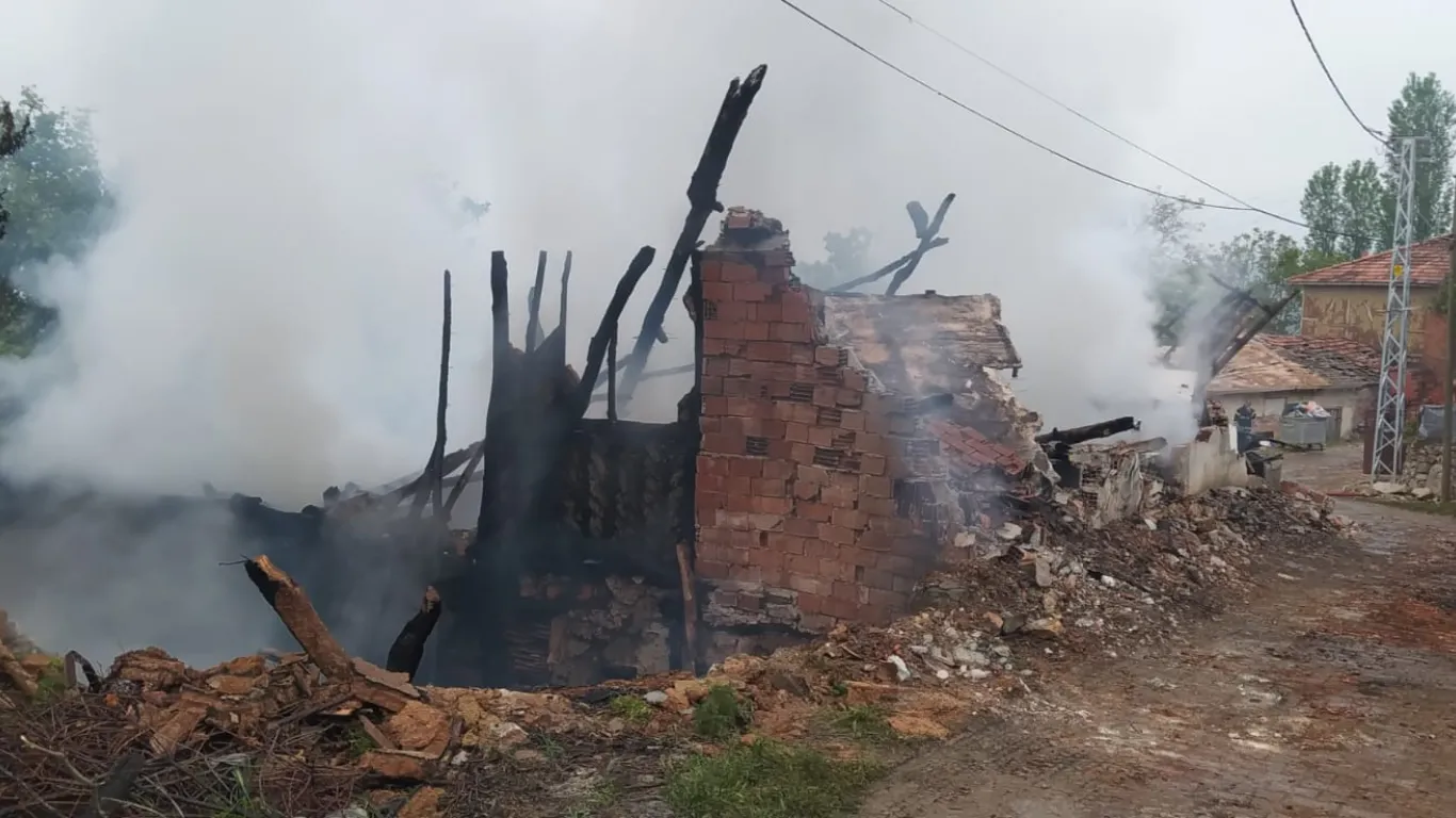 Tokat'ta çıkan yangında iki katlı ev kullanılamaz hale geldi