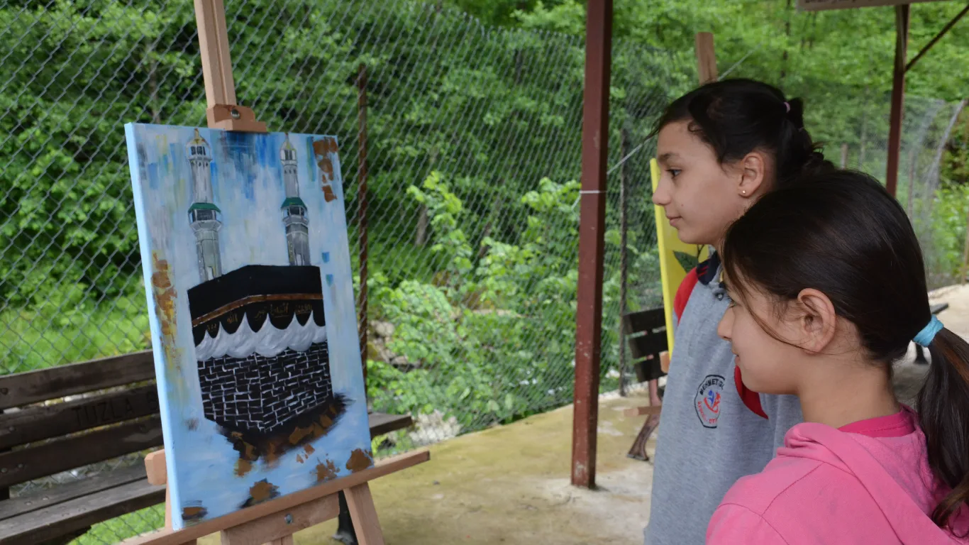 Görele'de üniversite öğrencilerinin resimleri cami avlusunda sergilendi