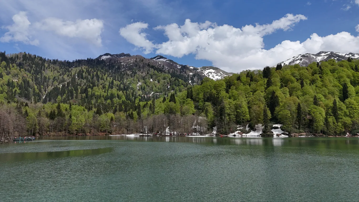 Artvin’in saklı cenneti Karagöl’de bahar ve kış bir arada yaşanıyor