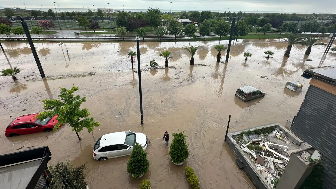 Trabzon'da sağanak; yollar göle döndü