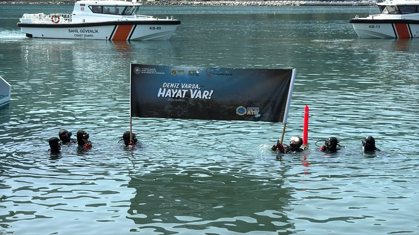 Bartın'da deniz temizliği; florasan lamba ve eski araç lastikleri çıktı 